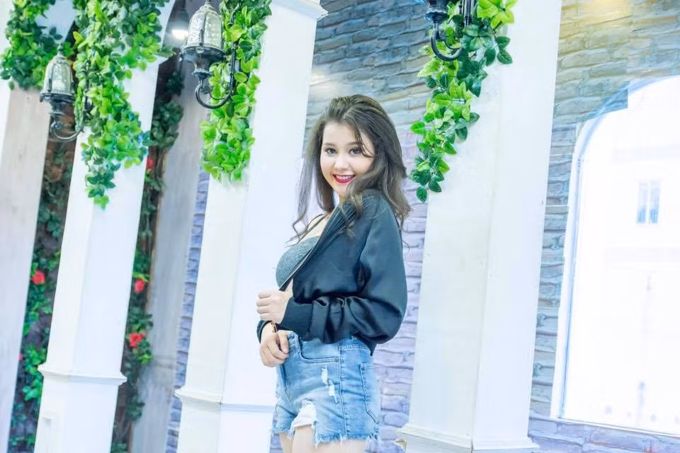Theo chia sẻ của Nhật Anh, cô bạn này đã làm người mẫu thời trang năm 4 tuổi và dù ở thời điểm hiện tại có bận rộn công việc học tập nhưng vẫn theo đuổi nghề nghiệp này, nhưng tần suất ít hơn trước.