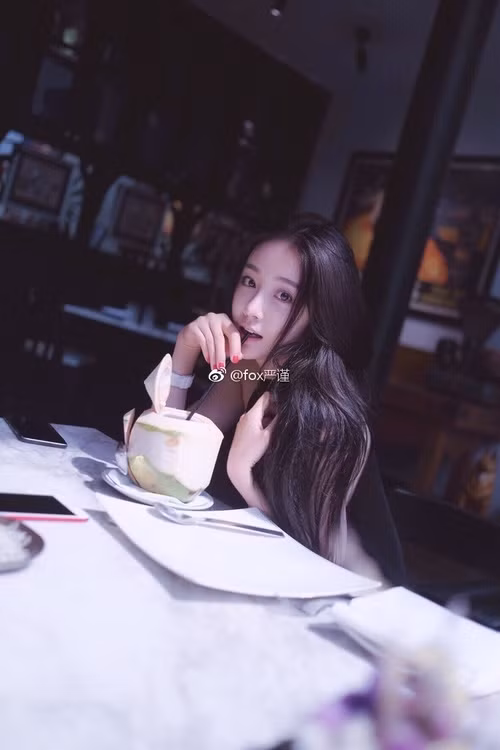 Với nhan sắc và độ hot của mình, clip "lột xác" của Nghiêm Cẩm nhanh chóng gây sốt trong cộng đồng mạng xã hội không chỉ ở Trung Quốc mà đã lan ra toàn châu Á. Ảnh sử dụng trong bài: Weibo nhân vật.