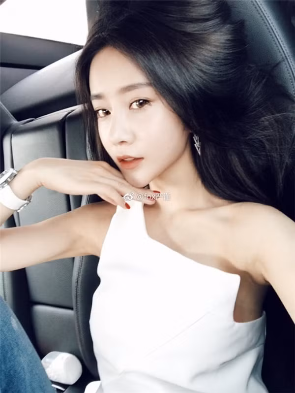  Hot girl Trung Quốc là Fox Nghiêm Cẩn, 23 tuổi, đến từ Phúc Kiến (Trung Quốc). Cô nàng còn có một biệt danh nữa nghe rất nam tính là Cẩn Ca.