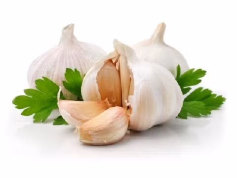 Tỏi: Tỏi tuy có mùi, khiến một số chị em rất ngại dùng, nhưng nếu áp dụng cách trị mụn cơm từ tỏi, các nốt mụn cơm sẽ biến mất hiệu quả sau 3 tuần. Hãy giã nhỏ tỏi và đắp lên mụn cơm mỗi ngày 2 lần.
