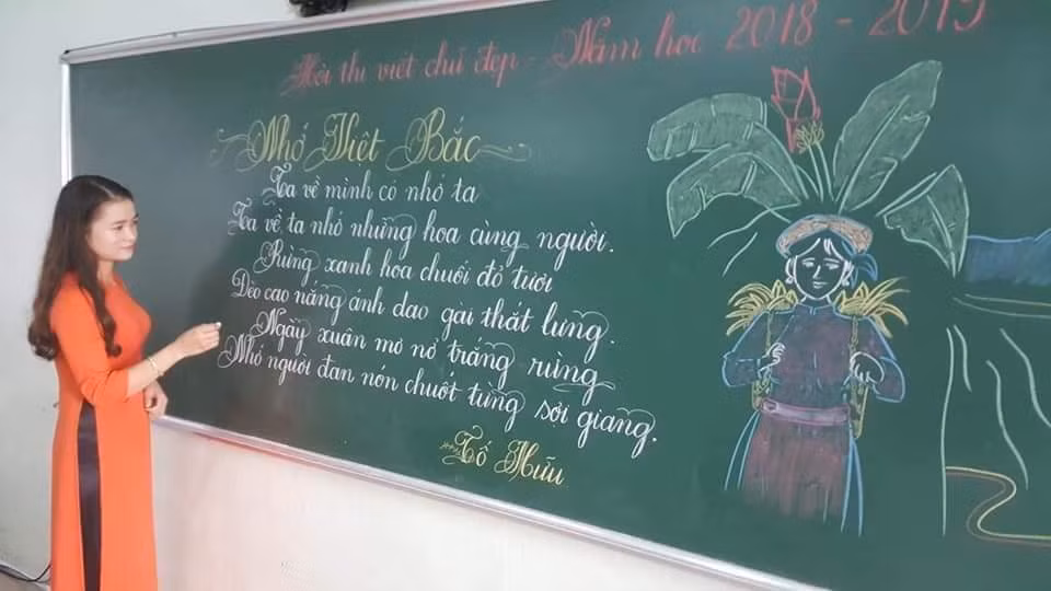 Nickname Bình Liên chia sẻ rằng: "Nhìn bức ảnh này mà nhớ cô giáo ngày xưa quá. Mỗi lần lên tiết, cô chuẩn bị mất hàng giờ từ hình ảnh minh họa cho đến nắn nót để uốn lượn các con chữ. Đúng là để có 1 tiết giảng tốt các cô phải bỏ không ít công sức".