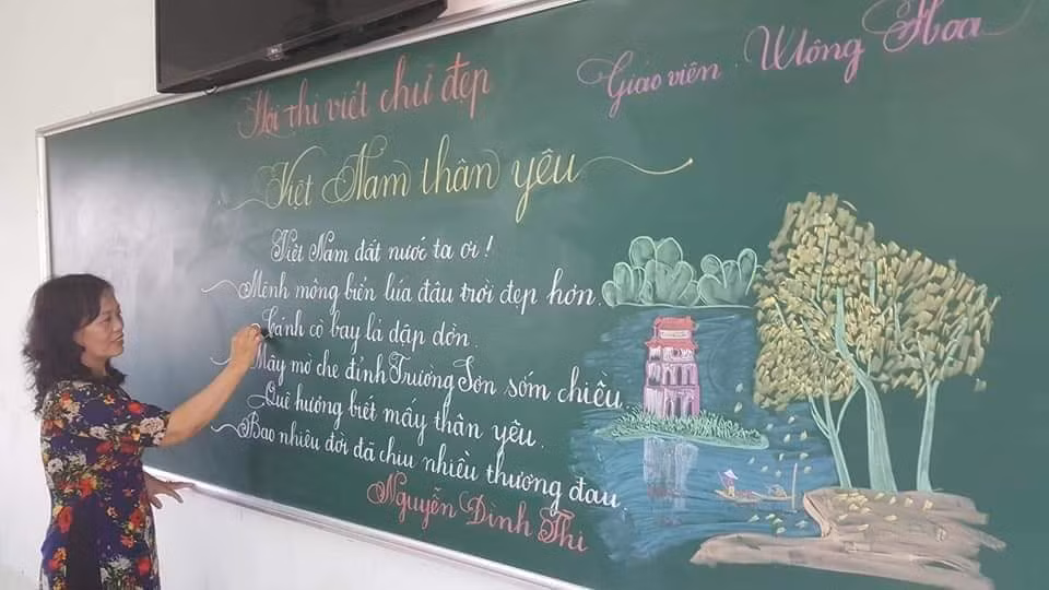 Mới đây, trên MXH vừa xuất hiện hình ảnh bài dự thi viết chữ đẹp của 18 cô giáo tiểu học ở Quảng Trị khiến cư dân mạng vô cùng thích thú.