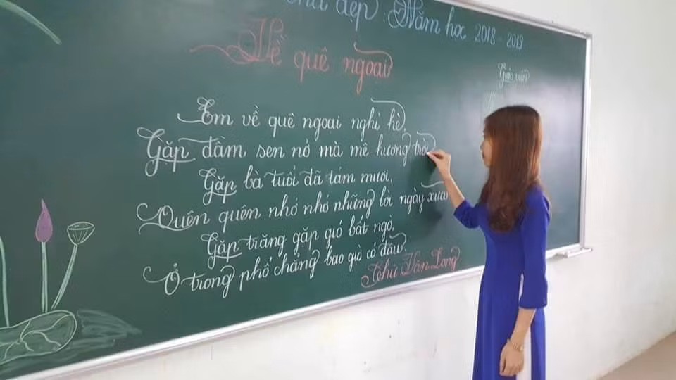 Còn nickname Linh Hà cho biết: "Bây giờ cũng nhiều cô giáo trẻ rất chú trọng vào chữ viết. Vì từ mình viết đẹp mới hút học sinh vào bài giảng được. Cám ơn họ những người mang con chữ không chỉ có kiến thức mà còn có thẩm mỹ".