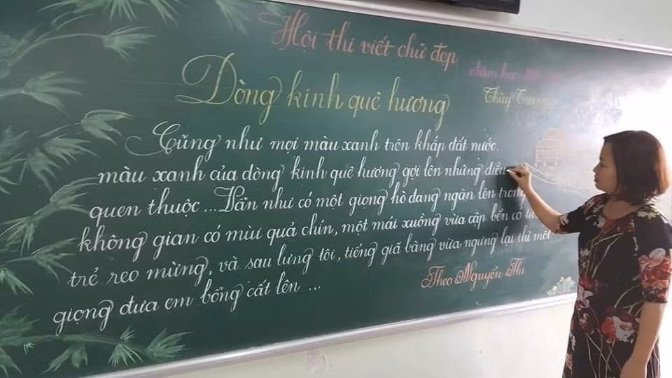 Còn nickname Quân Hoa bình luận: "Mẹ mình làm giáo viên tiểu học, mỗi lần bà chuẩn bị lên tiết là mất nguyên 1 ngày để nghiên cứu hình ảnh minh họa nào cho đẹp. Bà nhiều hoa tay lắm, vẽ đẹp, viết đẹp".