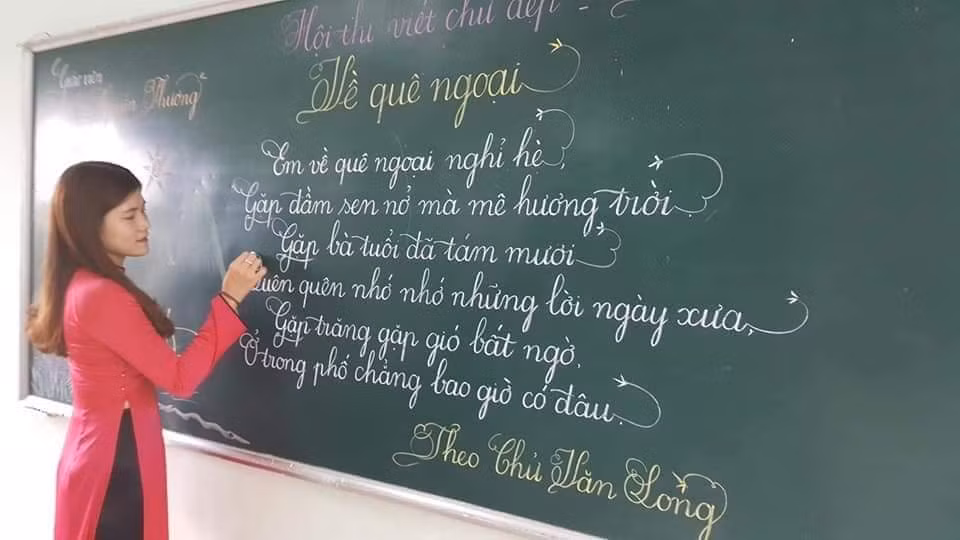 Bên cạnh nét chữ đẹp miễn chê, các phần dự thi của các cô giáo còn đặc biệt gây ấn tượng bởi tính sáng tạo và nghệ thuật.