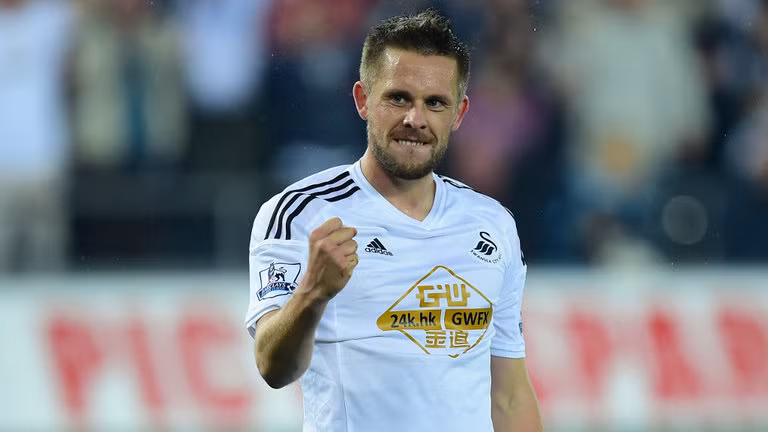 Swansea rao bán Sigurdsson: Ban lãnh đạo Swansea định giá Sigurdsson vào khoảng 35 triệu bảng. Thông tin chuyển nhượng cầu thủ từ tờ Daily Mail tiết lộ Southampton, Everton, West Ham và cả Newcastle đều muốn có tiền vệ kiến thiết này. Ngôi sao người Iceland đã có 11 pha kiến tạo, đứng thứ 3 trong danh sách những chân chuyền hay nhất giải Ngoại hạng Anh sau Kevin de Bruyne và Christian Eriksen. Ảnh: Daily Mail