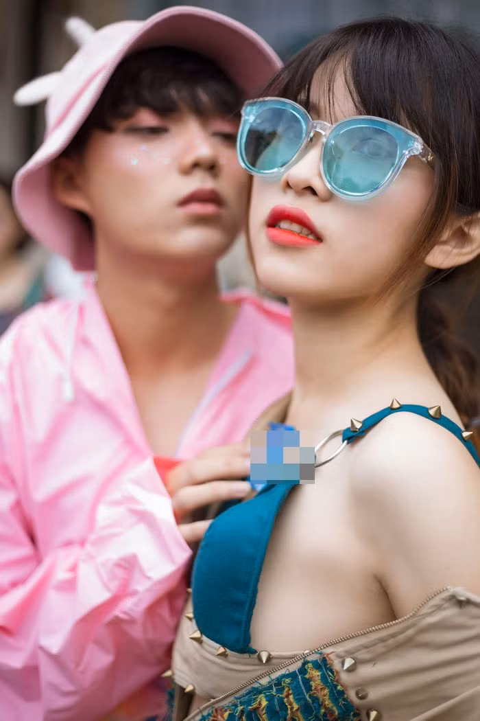 Còn nickname Hữu Nghĩa cho rằng: "Bao cao su là thứ khá nhạy cảm ông này định chơi trội đây mà. Nhưng lố quá, mình cũng hay theo dõi nhưng cảm thấy càng ngày càng lố và càng nhàm".