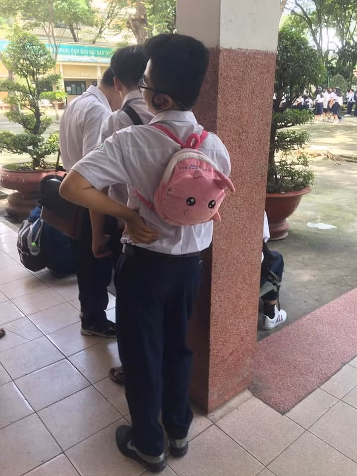 Thay vì chiếc balo đi học đựng đầy sách vở, các bạn trẻ đã nghĩ cách mang làn, mang cặp sách hình thù dễ thương để đi học.