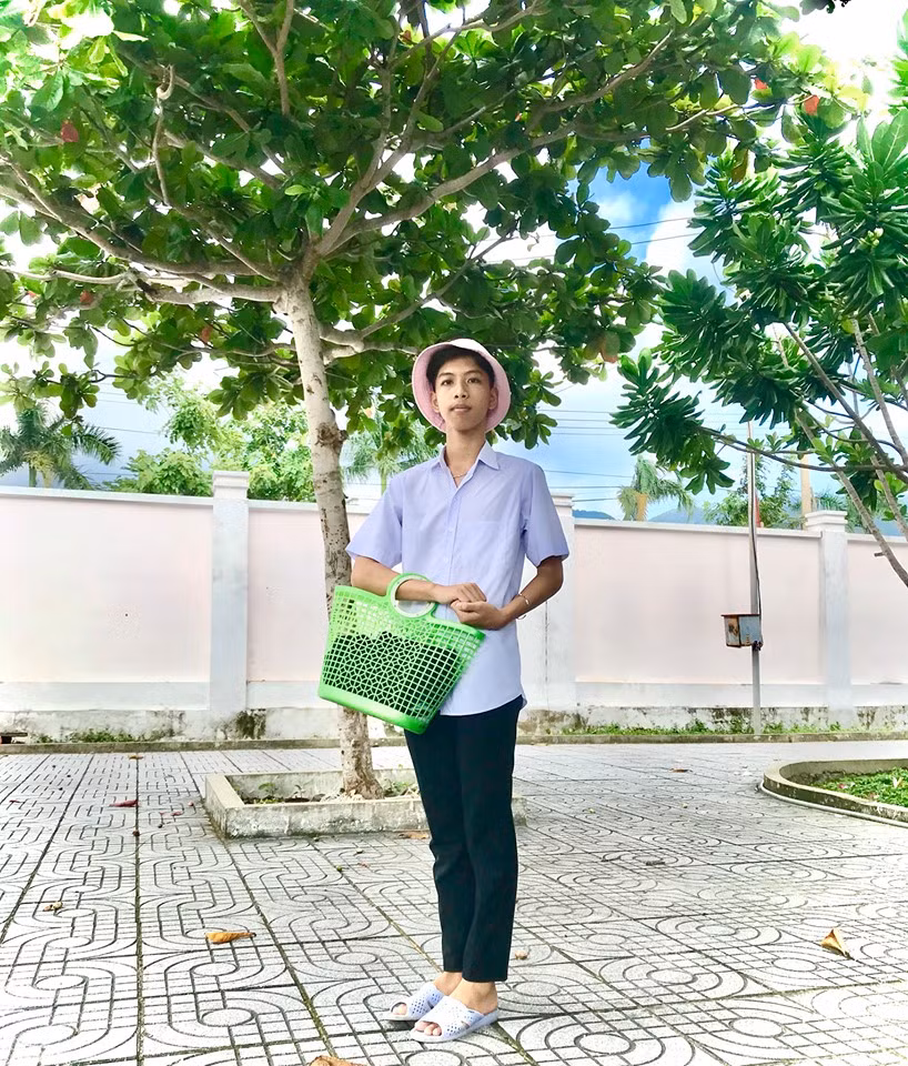 Để gia nhập trào lưu "mang gì đi học cho ngầu" các bạn học sinh phải nghĩ ra xem mình nên đem thứ gì đi học thay chiếc balo, cặp xách thông dụng hàng ngày.