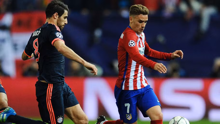 Tốc độ và cực kỳ nguy hiểm mỗi khi có bóng, Antoine Griezmann luôn là mối đe dọa lớn nhất cho hàng thủ của Bayern Munich. Không ghi bàn nhưng tiền đạo người Pháp vẫn là một trong những cái tên chơi hay nhất trên hàng công của Atletico trong bán kết lượt đi vừa qua. Ảnh: Goal.com/ Daily Mail.