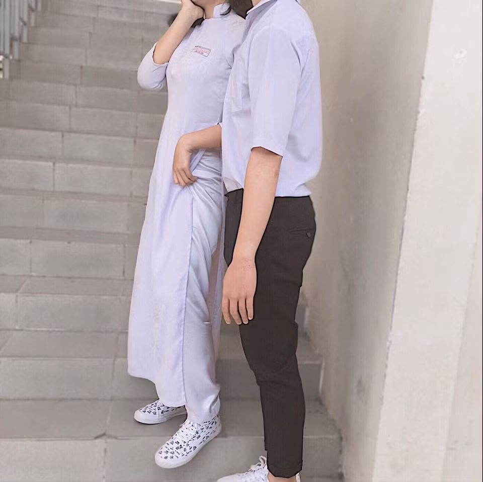 Được biết, Q.A là cô gái rất thích trang điểm đậm và ăn mặc "mát mẻ". Trước đó, cô cũng thường xuyên đăng nhiều bức ảnh phản cảm của mình, gây sốt cư dân mạng.