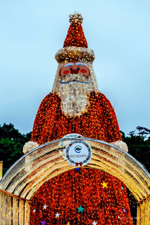 Điểm đặc biệt nhất của Giáng sinh Bắc Âu tại Ecopark chính là ông già Noel khổng lồ, được tổ chức Kỷ lục Việt Nam xác nhận là ông già Noel bằng đèn có hệ thống ngôi sao cảm ứng màu sắc lớn nhất Việt Nam.