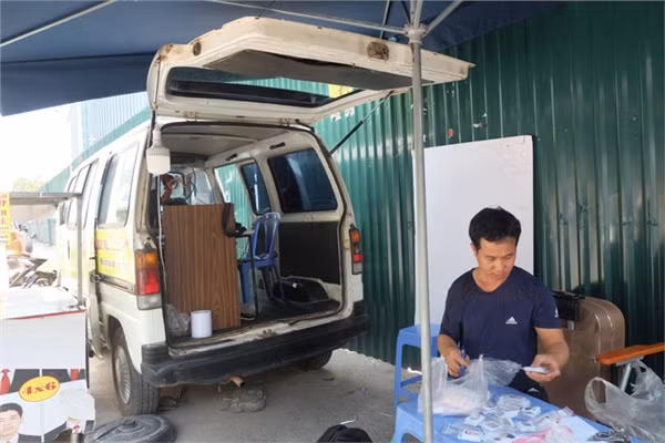 Chiếc ô tô cũ hiệu Suzuki được anh mua lại, tân trang thành nơi làm việc cực chất của mình. Nó giúp anh tiết kiệm được chi phí thuê mặt bằng và có thể phục vụ khách hàng ở nhiều địa điểm khác nhau.