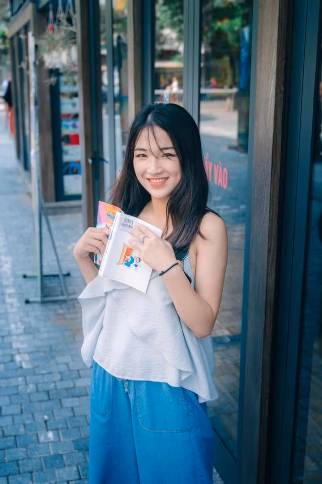 Với gương mặt ưa nhìn, làn da trắng hồng rạng rỡ cùng nụ cười tươi tắn luôn nở trên môi, cô giáo Tiêu Ngọc ngay lập tức khiến người đối diện chỉ muốn ngắm nhìn mãi, không thể rời mắt.