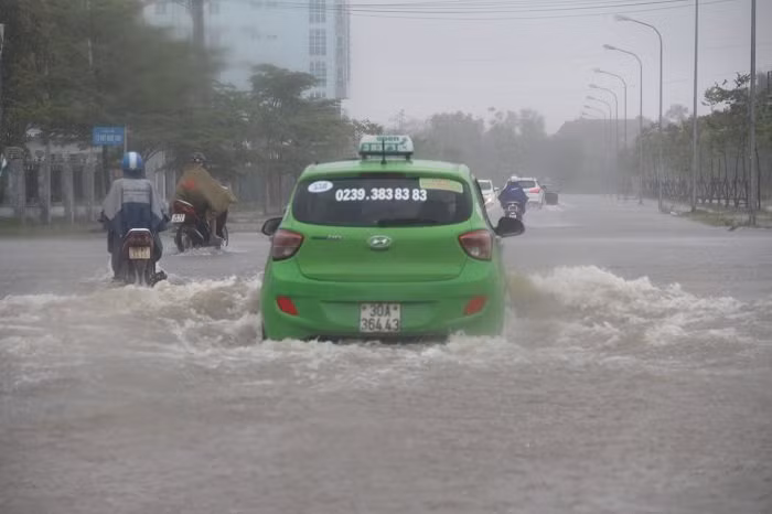 Đại lộ Xô Viết Nghệ Tĩnh nước ngập băng