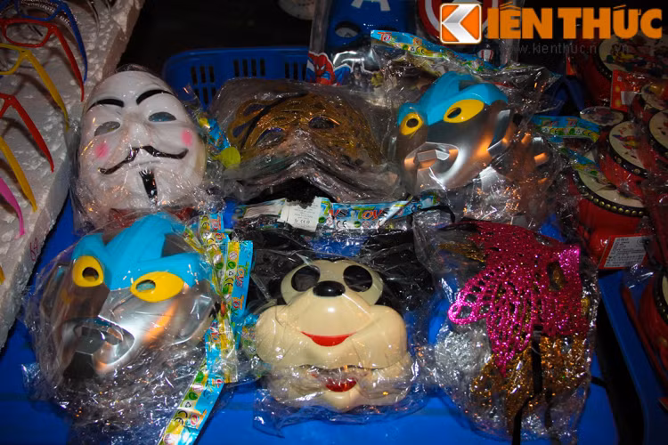 Nếu như mới lần đầu nhìn thấy những chiếc mặt nạ này, chắc hẳn bạn sẽ phải giật mình bởi chúng quá giống thật và khuôn mặt biểu cảm hết sức dữ dằn.