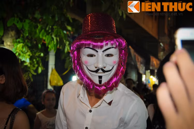 Mặt nạ là món đồ chơi phổ biến của các bạn trẻ từ xưa tới nay, tuy nhiên càng ngày nó càng bị lai tạp với đủ hình thù kỳ quái.