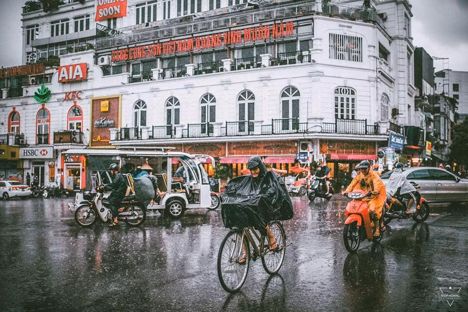Facebook của những người đang sống ở Hà Nội đã trở thành những trang nhật ký mới, nơi mọi người chia sẻ cảm xúc, ấn tượng về ngày gió mùa về cũng như một Hà Nội đang "thay áo".