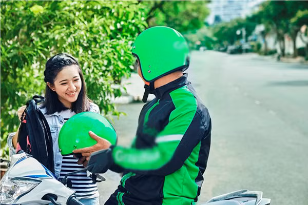 Nếu bạn đang sở hữu một chiếc xe máy và có chút thời gian rảnh rỗi, bạn hoàn toàn có thể sẽ kiếm được tiền từ việc chạy xe ôm hoặc làm shipper giao hàng. Bởi dịp Tết, lượng hàng hóa được tiêu thụ lớn và nhiều người bận bịu nên không thể di chuyển hàng được nên việc nhận đưa hàng là mảnh đất cực tốt để các bạn trẻ có khoản tiền kha khá ăn chơi qua Tết.