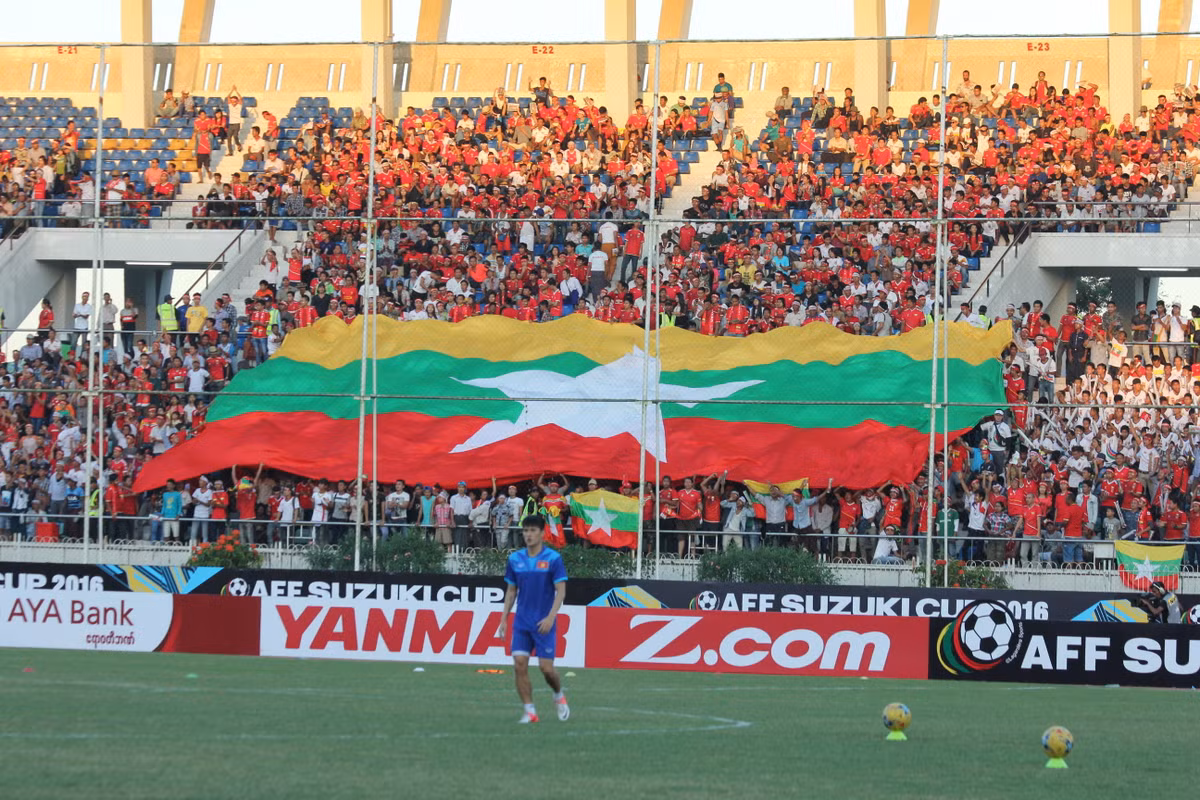 Tuy nhiên, phía bên hội CĐV của Myanmar lại làm điều ngược lại. Họ mang chiếc đại kỳ khá to vào sân để cổ vũ.
