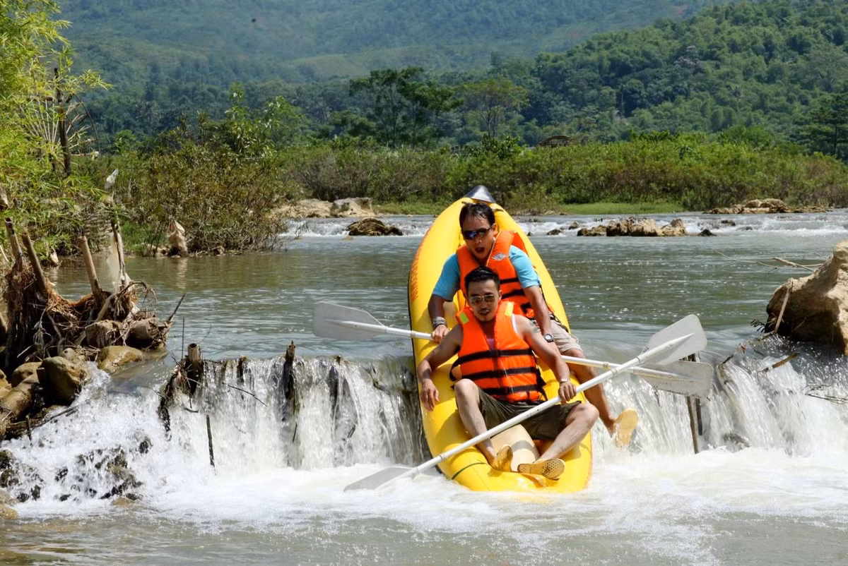 Ngoài ra, với những dòng suối uốn quanh khu nhà nghỉ, các khách du lịch có thể thử thách bằng trò chơi trèo thuyền đổ thác khá thú vị. Ảnh: thu.tran88/Instagram.