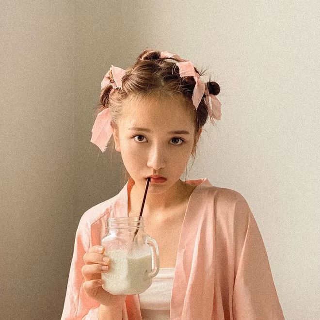 Phạm Phương Nhi (sinh năm 1999, TP.HCM) hiện là sinh viên ngành Truyền thông của ĐH Hoa Sen. Nữ sinh 9X ĐH Hoa Sen này sở hữu gương mặt dễ thương với những đường nét tinh tú, nước da trắng hồng cùng một vóc dáng thon gọn hợp với thị hiếu chung.