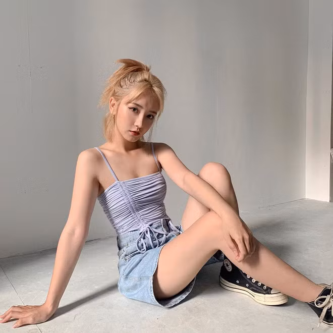 Xinh quá, trông cứ như búp bê, gái Hàn cũng không bằng gái Việt đấy,... là những lời khen thường nhìn thấy trên MXH của nữ sinh Sài thành. Thậm chí, nhiều người còn ví cô bạn này như "búp bê sống" mới nổi của Việt Nam.