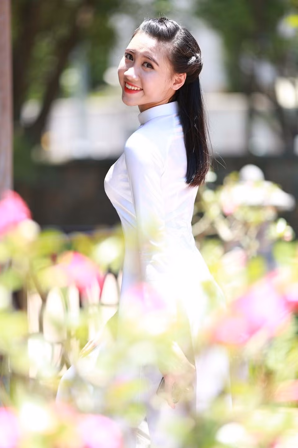 Hồng Mai cũng cho rằng, vẻ bề ngoài rất quan trọng vì nó quyết định cho sự ấn tượng đầu tiên khi bạn gặp ai đó, nhưng với cô điều quan trong nhất là đẹp về trí tuệ và đạo đức.