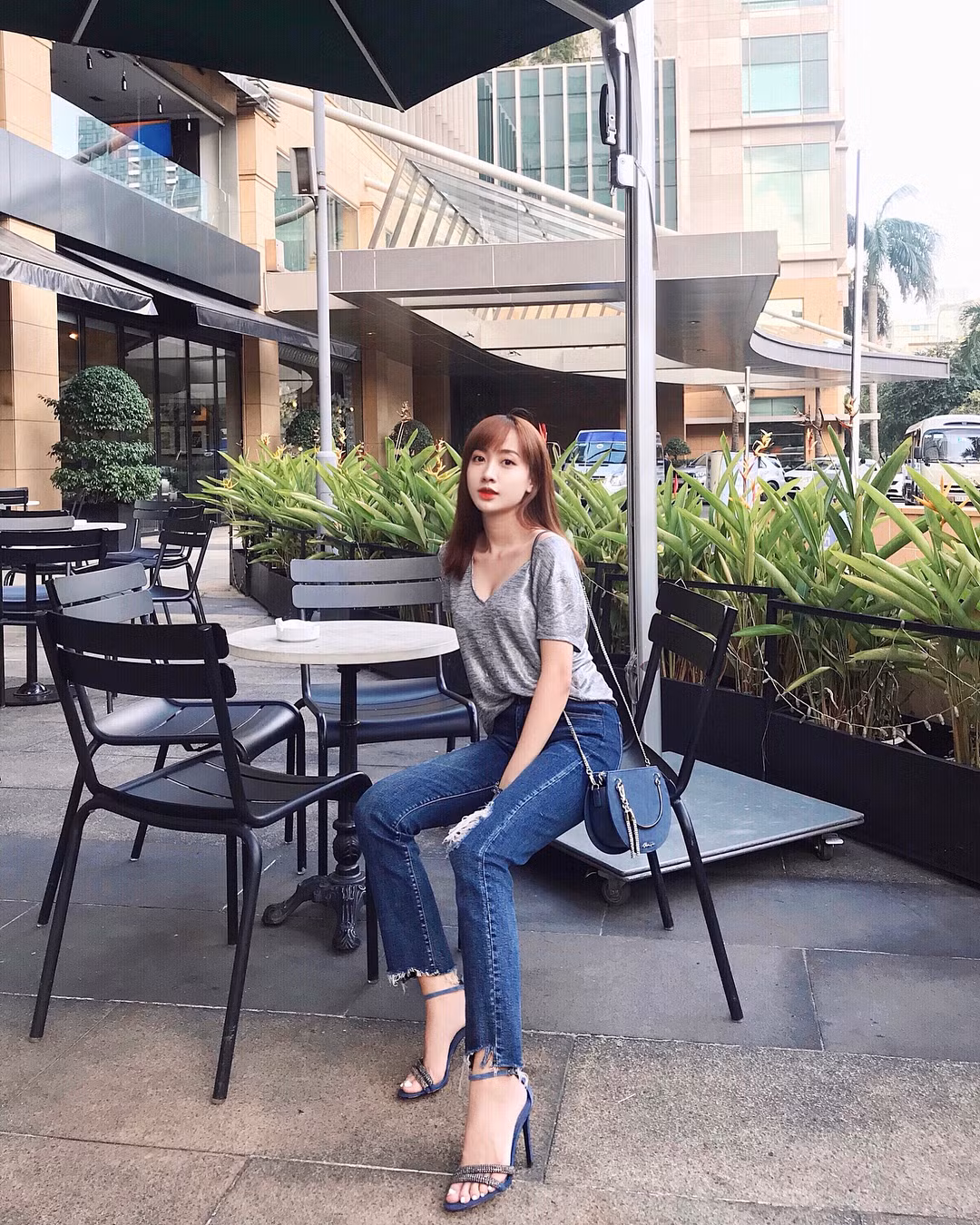 Hồng Phúc theo đuổi phong cách dịu dàng, nữ tính. Và chính gương mặt xinh như búp bê đã giúp bạn gái Gin Tuấn Kiệt "ăn khách" trong lòng mọi người.
