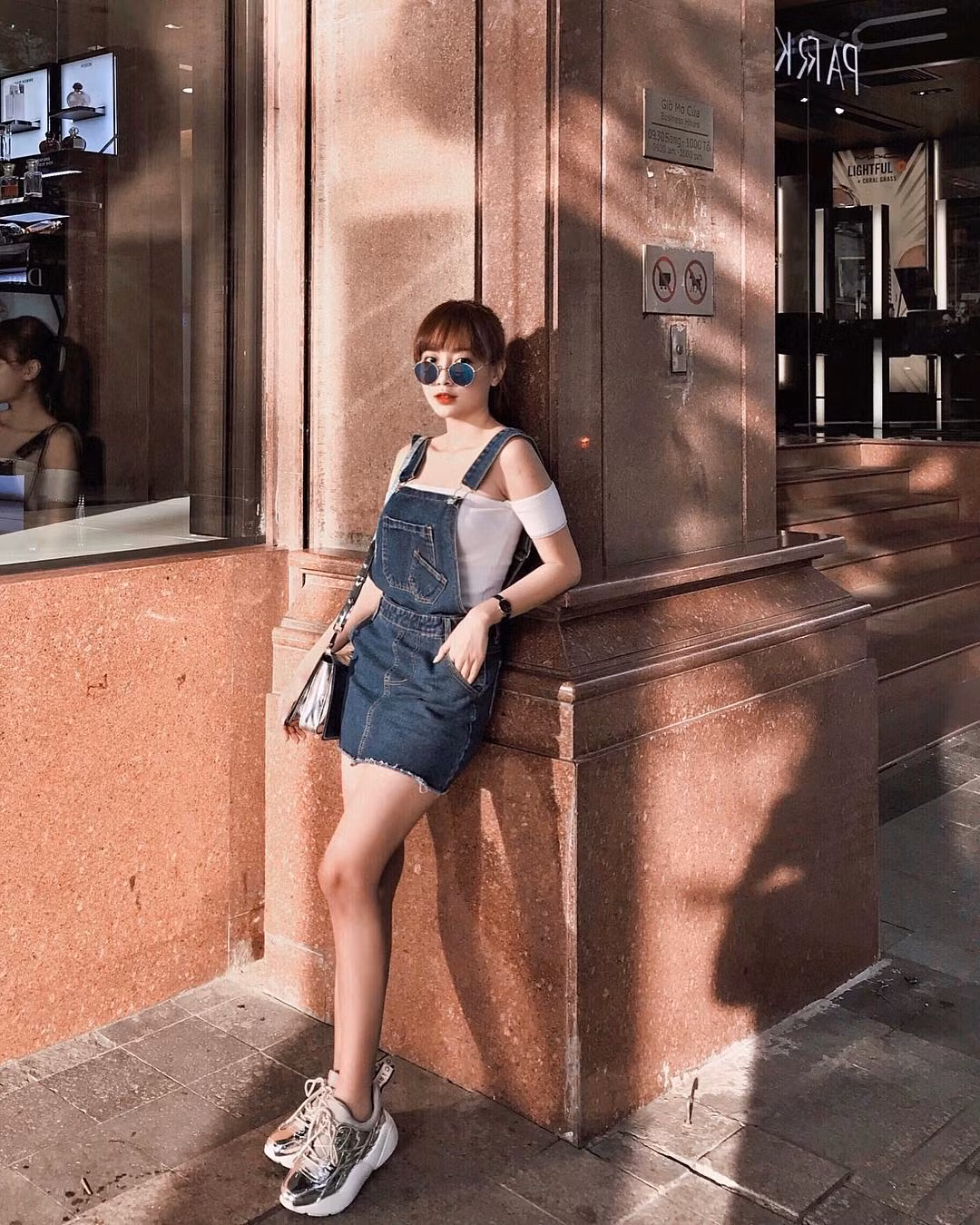 Sở hữu vẻ ngoài xinh xắn: mắt to, da trắng, môi trái tim, cô nàng nhận được rất nhiều lời khen từ cộng đồng mạng. Không chỉ xinh đẹp, Hồng Phúc còn kinh doanh thời trang với đà tăng trưởng rất thuận lợi.