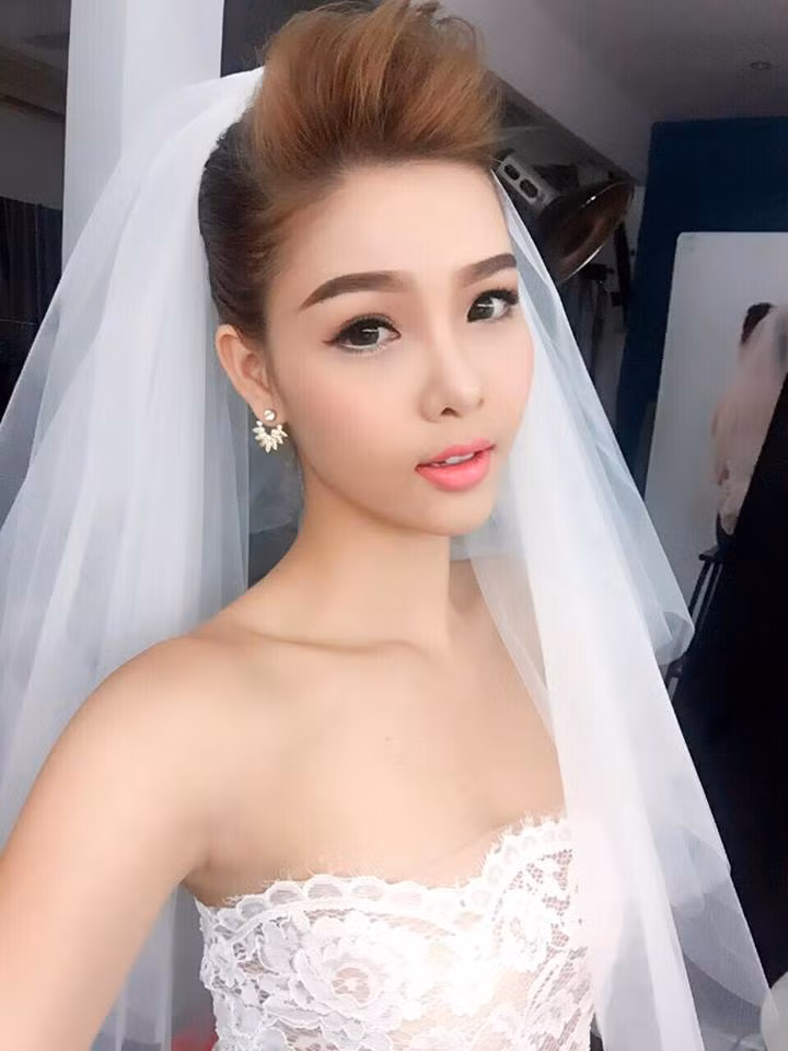 Với Kỳ Hân thời gian gần đây đã ít xuất hiện tại các sự kiện. Trên trang cá nhân, cô nàng sinh năm 1992 này chỉ cập nhật hình ảnh ở quê nhà hay khi cùng với Mạc Hồng Quân.