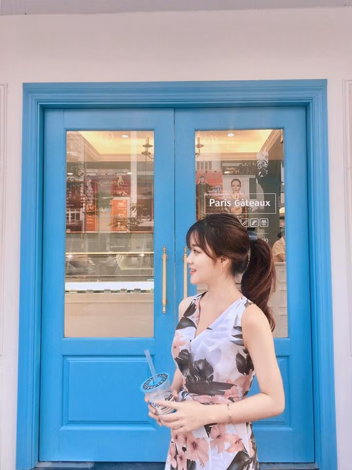 Chưa hết, sự nghi vấn còn được dân mạng đặt về phía Quỳnh Hương rằng, cô nàng nữ sinh xinh đẹp thường xuyên check-in "một mình" tại các địa điểm du lịch trong và ngoài nước, ít khi thấy cô đi học hay đi làm.