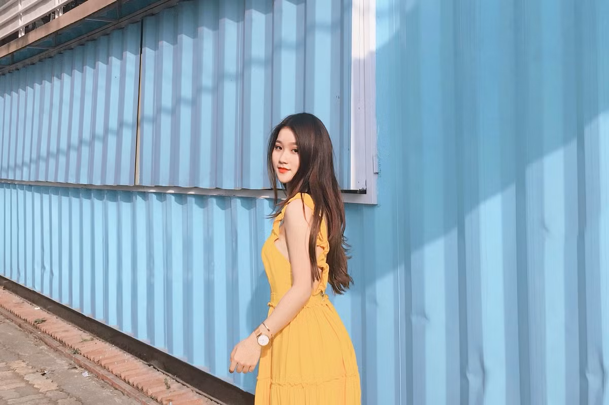 Sau một đêm bỗng nổi tiếng và nhận được theo dõi khá khủng trên MXH, Quỳnh Hương cảm thấy vô cùng bất ngờ và chẳng hay biết tại sao mình lại nhiều người kết bạn đến vậy.