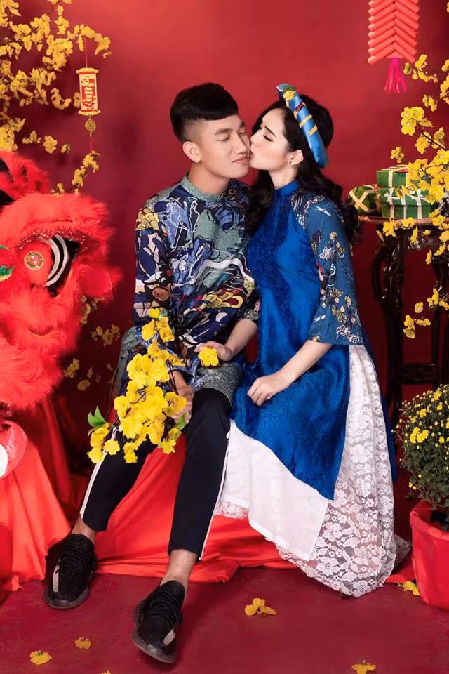 Dân mạng tỏ ra thích thú bởi chàng cầu thủ đội tuyển Việt Nam lúc nào cũng đẹp trai như tài tử và có biểu cảm ngộ nghĩnh, đáng yêu. Còn cô người yêu Huyền Trang thì sở hữu gương mặt xinh xắn, vóc dáng cân đối và nụ cười tươi.