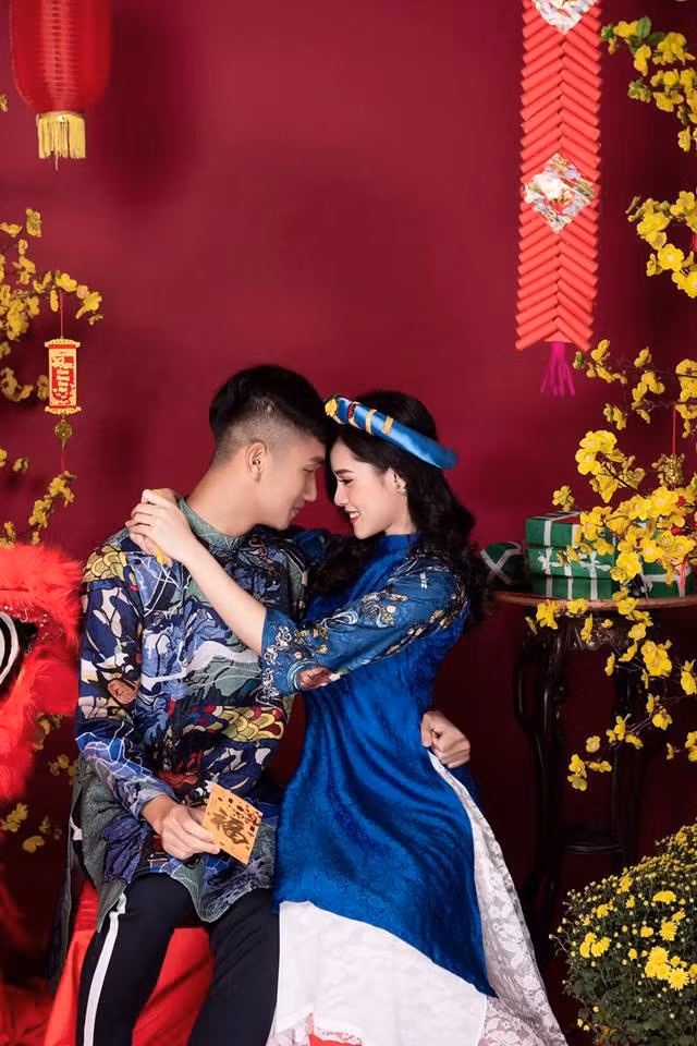 Tuy nhiên, khi nhìn kỹ, dân tình lại tập trung "soi" dáng ngồi của Trọng Đại và thốt lên: "Làm gì mà e thẹn như... con gái". Đứng trước những câu nói của fan hâm mộ, tuyển thủ đội tuyển Việt Nam này phải tự để lại bình luận: "Chân tôi kìa, trời ơi tin được không" kèm icon hài hước.