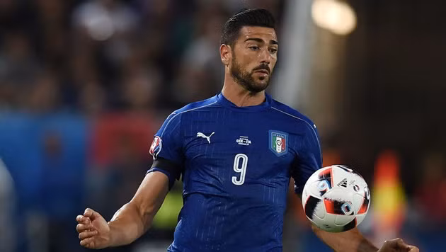 Sau kì Euro 2016 thành công cùng với ĐT Italia, Graziano Pelle được HLV trưởng của Chelsea là Conte săn đón nhưng Pelle lại quyết định đến Trung Quốc để khoác áo Shandong Luneng với giá 12 triệu bảng và mức lương 15 triệu bảng/ mùa.