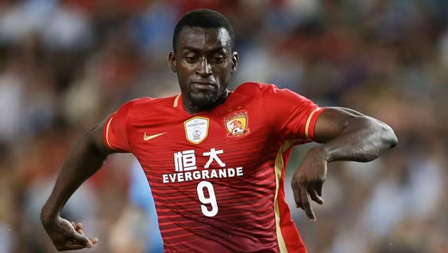 Là người thừa tại Atletico Madrid, Jackson Martínez khiến nhiều CLB trên thế giới phải vào cuộc đua để có chữ ký của mình và Hằng Đại Quảng Châu đã chiến thắng với số tiền lên tới 31 triệu bảng.