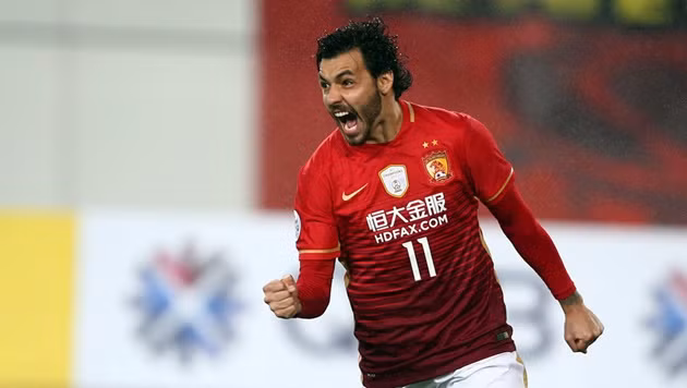 Ricardo Goulart là tiền vệ tài năng của Cruzeiro được nhiều CLB lớn trên thế giới để mắt tới. Nhưng thay vì bến đỗ là châu Âu như các đàn anh, tiền vệ 24 tuổi người Brazil lại chấp nhận gia nhập Guangzhou Evergrande với giá 12,8 triệu bảng.