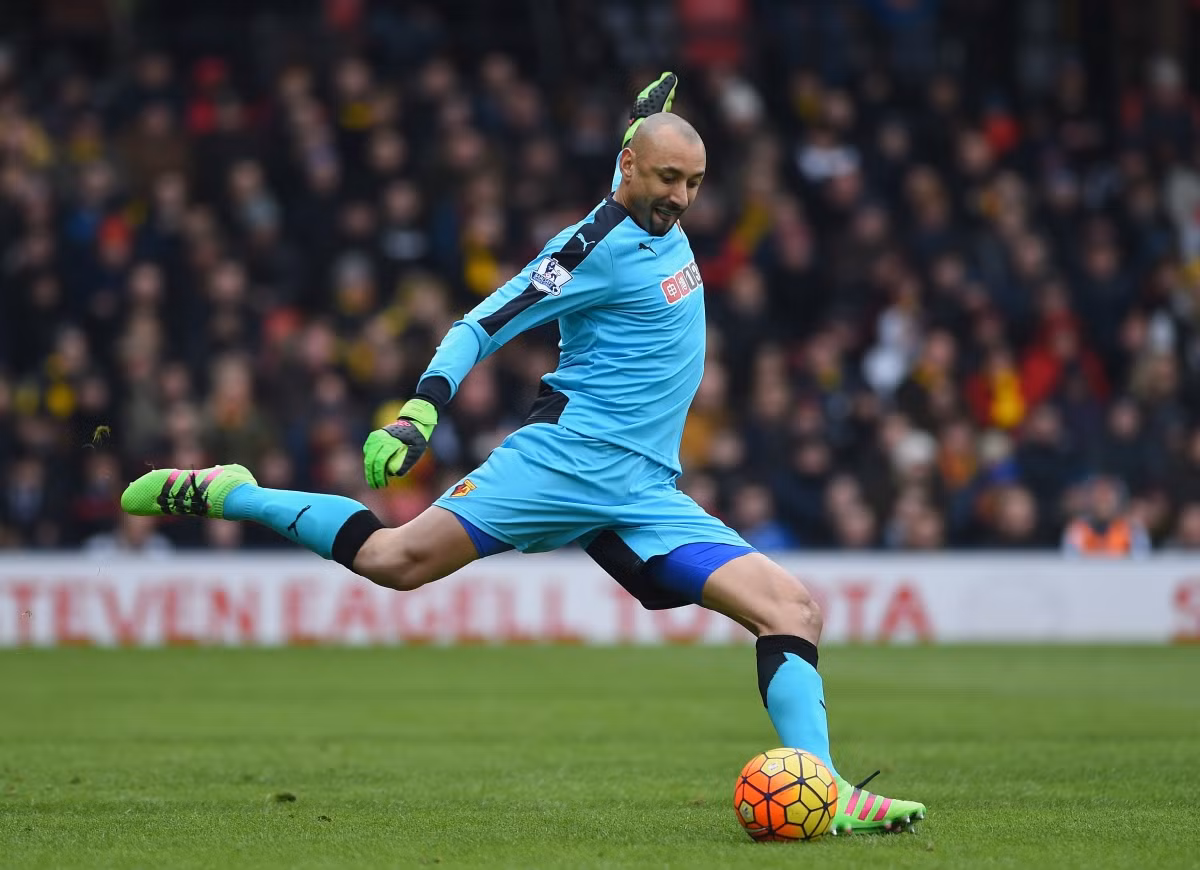 Thủ thành này mắc có phong độ tốt hơn khi khoác áo Tottenham. Mùa này, Gomes có 6 vòng đấu giữ sạch lưới và thực hiện trung bình 2,5 pha cứu thua mỗi trận. Watford của anh đứng thứ 10 trên bảng xếp hạng sau vòng 18 vòng. Ảnh trong bài: Goal.com.