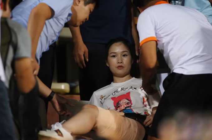 Trung phao sang CDV Nam Dinh tren SVD Hang Day, fan nu phai nhap vien-Hinh-2