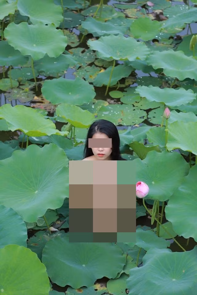 Ngay sau khi được đăng tải, bộ ảnh đã lập tức gây chú ý và tạo nên "cơn bão" trên MXH với rất nhiều lượt tương tác, tuy nhiên, hầu hết các bình luận đều để chỉ trích hành động phản cảm của cô gái trẻ.