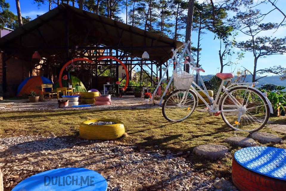 Tổ Chim homestay hấp dẫn bởi hệ thống phòng nghỉ mới lạ lấy ý tưởng từ tổ chim, những ngôi nhà trắng mái chóp mô phỏng tổ chim, bên ngoài trang trí hoa văn, được cố định trên cao bởi chiếc cầu gỗ trắng.
