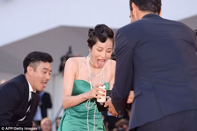 Ngôi sao 47 tuổi để lộ biểu cảm bất ngờ trước ống kính truyền thông thế giới.