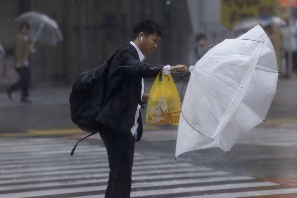 Tại quận Shizuoka, một trong hai người đàn ông bị mất tích ở sông Nishikawa đã được giải cứu, theo quan chức thành phố. Lính cứu hỏa cho biết khi bị cuốn đi, hai người đàn ông đang làm việc tại con kênh trên sông để cố gắng kiểm soát lũ tràn.