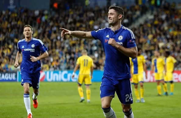 Gary Cahill (Chelsea) không chỉ giữ vai trò đá tảng ở hàng phòng ngự, anh còn rất tích cực tham gia tấn công. Cahill ghi bàn phút 20 mở ra chiến thắng ấn tượng 4-0 cho Chelsea.