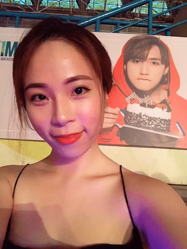 Cận gương mặt nữ biên tập viên của Đài truyền hình Quốc hội đời thường đủ làm siêu lòng đấng mày râu.