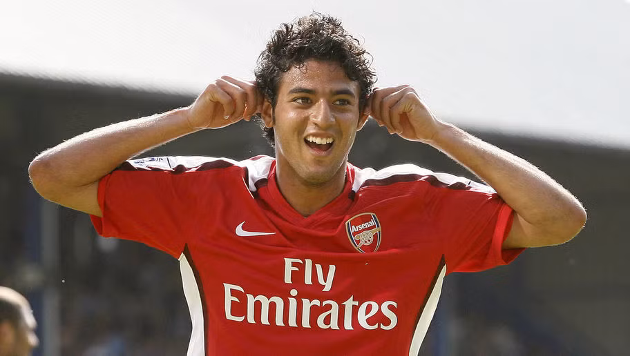 Carlos Vela là một trong những sao trẻ giàu tiềm năng nhất nhưng lại lỗi hẹn với vận làm “sao”. Vela không chỉ nhanh nhẹn, giàu kỹ thuật, mà còn xử lý vô cùng bóng thông minh. Đáng tiếc phẩm chất của Vela lại không phù hợp với môi trường bóng đá xứ sở Sương mù. Sau khi chuyển sang Real Sociedad chơi bóng, Vela thăng hoa.