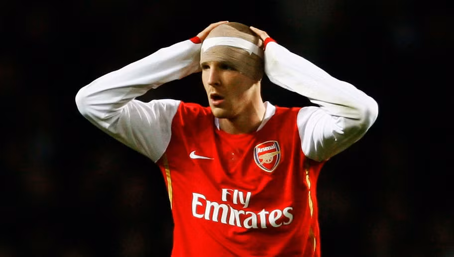 Philippe Senderos gia nhập Arsenal từ năm 2003. Cầu thủ này có chặng khởi đầu khá thành công khi ra sân chính thức trong trận chung kết FA Cup 2005 và giúp Arsenal lọt vào chung kết Champions League năm 2006. Tuy vậy trong khoảng thời gian sau này, Philippe Senderos chỉ như cậu bé mãi không lớn và chính thức rời Arsenal theo diện tự do vào năm 2010.