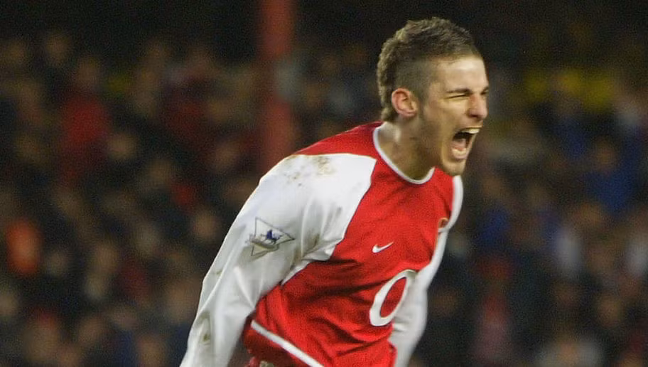 David Bentley là một viên ngọc thô mà Arsenal từng sở hữu. Với lối chơi tinh tế, tự tin và kỹ thuật cùng những đường bóng dài chuẩn xác, Bentley được niêm ấn sẽ là hậu duệ của danh thủ David Beckham trong tương lai. Nhưng tiếc rằng, cầu thủ này lại sinh ra đúng vào giai đoạn mà CLB thành London hưng thịnh nhất để rồi chẳng có lấy một cơ hội rõ ràng để chơi bóng.