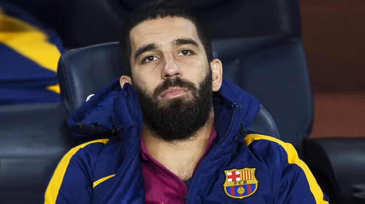 Barca bất ngờ "nhả" sao cho M.U: Theo thông tin chuyển nhượng bóng đá mới nhất từ tờ Sport khẳng định, Barca đã đồng ý để tiền vệ đa năng Arda Turan chuyển tới Old Trafford. Cầu thủ người Thổ Nhĩ Kỳ đã nằm trong tầm ngắm của HLV Mourinho từ mùa Hè năm ngoái. Tuy nhiên, vẫn có khúc mắc ở thương vụ này khi M.U chỉ muốn mượn Turan 1 năm trong khi Barca muốn bán đứt cầu thủ của mình. Ảnh: Sport